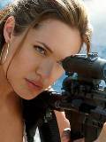 Angelina apuntando con Rifle