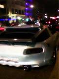 Auto en Marcha en Ciudad Iluminada