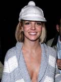 Britney Spears ataviada con Gorra