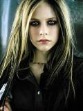 Avril Lavigne con Blusa Negra