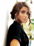 Nelly Furtado con blusa Negra