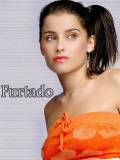 Nelly Furtado con vestido Naranja