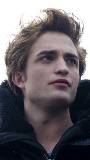 Robert Pattinson mirando al Frente