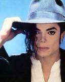 Michael Jackson se ajusta el Sombrero