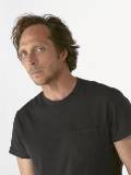 William Fichtner con Pullover Negro