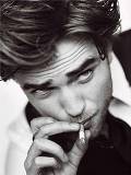 Robert Pattinson Fumando