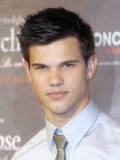 Taylor Lautner con Corbata