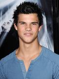 Taylor Lautner sonríe al Lente