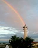 Faro al lado del mar