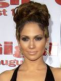 Jennifer Lopez con hermosos aretes