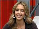 Jessica Alba delante de Cortina Roja