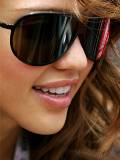 Rostro de Jessica Alba con gafas oscuras