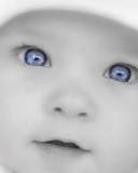 Bebé de Ojos Azules con Gorrito