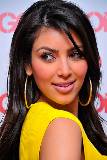 Kim Kardashian con aretes dorados