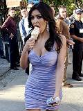 Kim Kardashian tomando helado