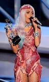 Lady Gaga muestra su Premio