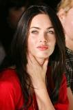 Megan Fox con la mano en el cueyo