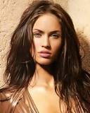 Megan Fox delante de una Pared