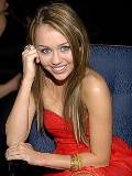 Miley Cyrus con Vestido Rojo