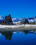 Lago y campos parcialmente Nevados