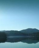 Lago encerrado entre Montañas