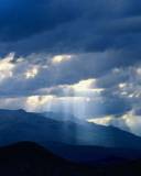 Rayos de luz solar llegando a las Montañas