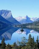 Lago Enorme rodeado de bosques y Montañas