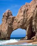 Playa con una montaña en forma de puente