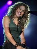 Shakira con Blusa Verde