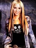 Shakira con chaqueta Lila