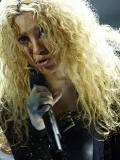 Shakira canta micrófono en Mano