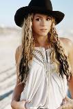 Shakira con sombrero negro
