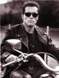 Arnold Terminator II conduce Motocicleta