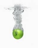 Manzana en el agua