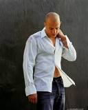 Vin Diesel arregla cuello de su Camisa