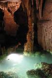 Cueva con un estanque de agua