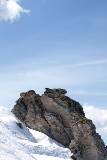 Piedra cubierta por nieve